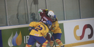 Latvijas sieviešu hokeja izlasei neveiksme pirmajā PČ spēlē