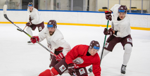 FOTO: Latvijas izlase pilnā sastāvā "slīpē" vairākumu