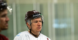 FOTO: Latvijas hokeja izlase gatavojas Pekinas olimpiskajām spēlēm