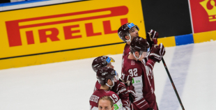 Latvijas hokeja izlase sīvā cīņā atzīst Krievijas valstsvienības pārākumu 