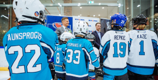 “Maxima” dāvina vārtsarga ekipējumu jaunajiem Rīgas hokejistiem