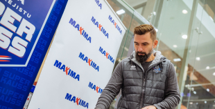 “Maxima” dāvina vārtsarga ekipējumu jaunajiem Rīgas hokejistiem