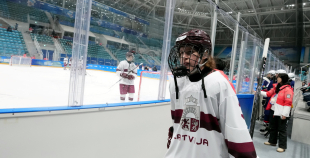 3x3 Jaunatnes olimpiāde: Latvija sagrauj Lielbritāniju un sīvā cīņā pārspēj Kazahstānu