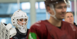FOTO: Latvijas hokeja izlase gatavojas Pekinas olimpiskajām spēlēm