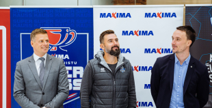 “Maxima” dāvina vārtsarga ekipējumu jaunajiem Rīgas hokejistiem