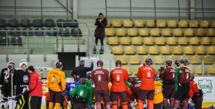 Piektdienas treniņā izlases rindas papildina vairāki līderi