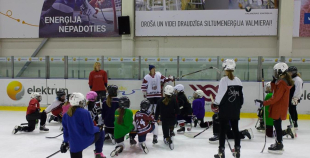 Jautrā gaisotnē aizvadīta Starptautiskā meiteņu hokeja diena
