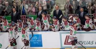 Latvijas hokeja izlase aizraujošā mačā piekāpjas Krievijas valstsvienībai 