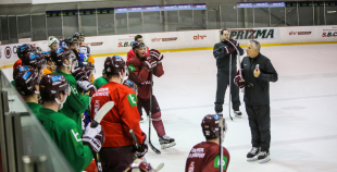 Piektdienas treniņā izlases rindas papildina vairāki līderi