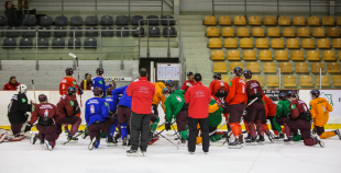 FOTO: Latvijas hokeja izlase aizvada pirmo treniņu gatavojoties pasaules čempionātam