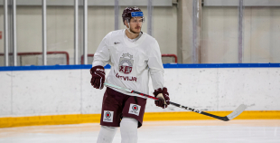 FOTO: Latvijas izlase pilnā sastāvā "slīpē" vairākumu