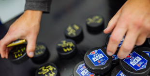 “Maxima” dāvina vārtsarga ekipējumu jaunajiem Rīgas hokejistiem