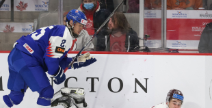 Latvijas hokejisti sīvā cīņā piekāpjas Slovākijas komandai