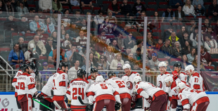 Hokeja leģendu spēles pamatlaiks noslēdzas ar draudzīgu neizšķirtu