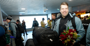 FOTO: Mājās atgriežas mūsu 3x3 olimpiskie čempioni hokejā!