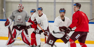 FOTO: Latvijas izlase pilnā sastāvā "slīpē" vairākumu