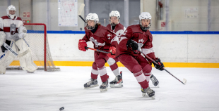 Uz oriģinālā izmēra laukumiem aizvadīti pirmie 3 pret 3 ledus treniņi