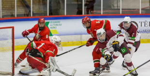 Latvijas U-18 izlase vēl vienā ilgstošā bullīšu sērijā svin uzvaru pār Baltkrieviju