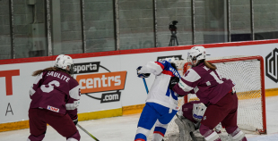 Latvijas sieviešu izlase Pasaules čempionāta atklāšanas mačā piekāpjas Slovākijai