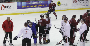 Hokeja diena: Jautrā un pozitīvā gaisotnē noslēdzies Latvijas izlases atklātais treniņš