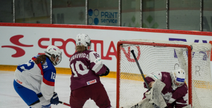 Latvijas sieviešu izlase Pasaules čempionāta atklāšanas mačā piekāpjas Slovākijai