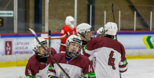 Latvijas U-18 izlase vēl vienā ilgstošā bullīšu sērijā svin uzvaru pār Baltkrieviju