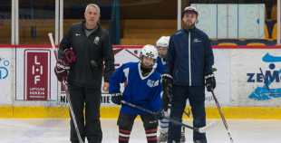 FOTO: Hārtlijs viesojās Jelgavas hokeja klubā un novada bērniem treniņu 