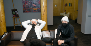 FOTO: Latvijas hokeja izlases dodas uz Pekinas olimpiskajām spēlēm