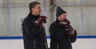 FOTO: Latvijas izlase pilnā sastāvā "slīpē" vairākumu