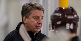 FOTO: Latvijas izlase pilnā sastāvā "slīpē" vairākumu