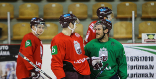 Piektdienas treniņā izlases rindas papildina vairāki līderi