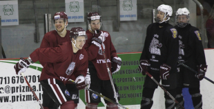 Hokeja diena: Jautrā un pozitīvā gaisotnē noslēdzies Latvijas izlases atklātais treniņš