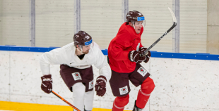 FOTO: Latvijas izlase pilnā sastāvā "slīpē" vairākumu