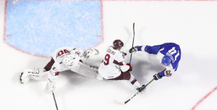 Latvijas hokejisti sīvā cīņā piekāpjas Slovākijas komandai