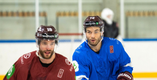 FOTO: Latvijas hokeja izlase gatavojas Pekinas olimpiskajām spēlēm