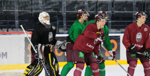 FOTO: Latvijas izlases treniņš Seržī ledus arēnā 