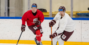 FOTO: Latvijas izlase pilnā sastāvā "slīpē" vairākumu