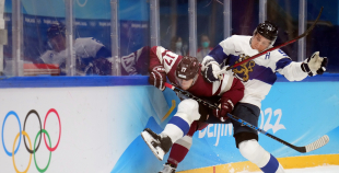 Latvija hokeja izlase sīvā cīņā atzīst Somijas pārākumu