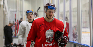 FOTO: Latvijas izlase pilnā sastāvā "slīpē" vairākumu