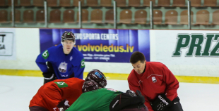 Piektdienas treniņā izlases rindas papildina vairāki līderi