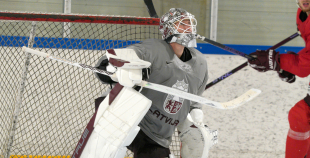 FOTO: Merzļikins un Latvijas hokeja izlases treniņš