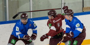 FOTO: Latvijas hokeja izlase gatavojas Pekinas olimpiskajām spēlēm