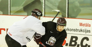 FOTO: U-20 izlases pirmdienas ledus treniņš "Volvo" ledus hallē 