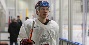 FOTO: Latvijas izlase pilnā sastāvā "slīpē" vairākumu