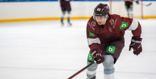 FOTO: Latvijas hokeja izlase gatavojas Pekinas olimpiskajām spēlēm