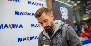 “Maxima” dāvina vārtsarga ekipējumu jaunajiem Rīgas hokejistiem