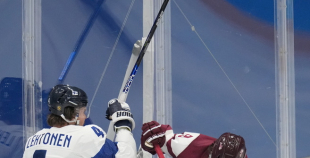 Latvija hokeja izlase sīvā cīņā atzīst Somijas pārākumu