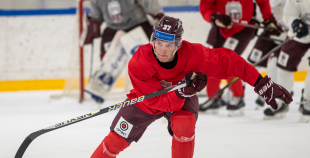 FOTO: Latvijas izlase pilnā sastāvā "slīpē" vairākumu