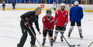 FOTO: Hārtlijs viesojās Jelgavas hokeja klubā un novada bērniem treniņu 