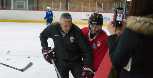 FOTO: Hārtlijs viesojās Jelgavas hokeja klubā un novada bērniem treniņu 